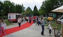 Gewerbeschau Denzlingen 09 - Roter Teppich vor dem KuB