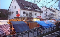 Bild: Weihnachtsmarkt08 - Stände bei Tag II